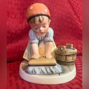 Hummel Figurine Big Housecleaning #363